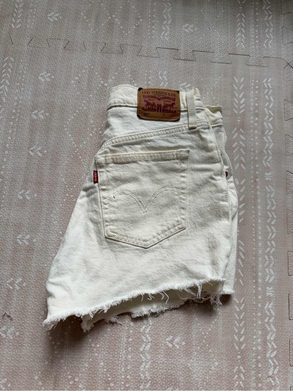 Cream Levi's 501 denim shorts